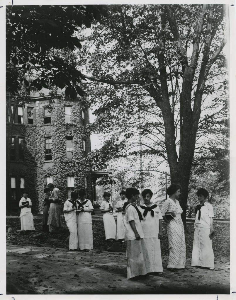 PCW students gathered on the lawn of Berry Hall I in 1914. Source: Chatham University Archives & Special Collections 