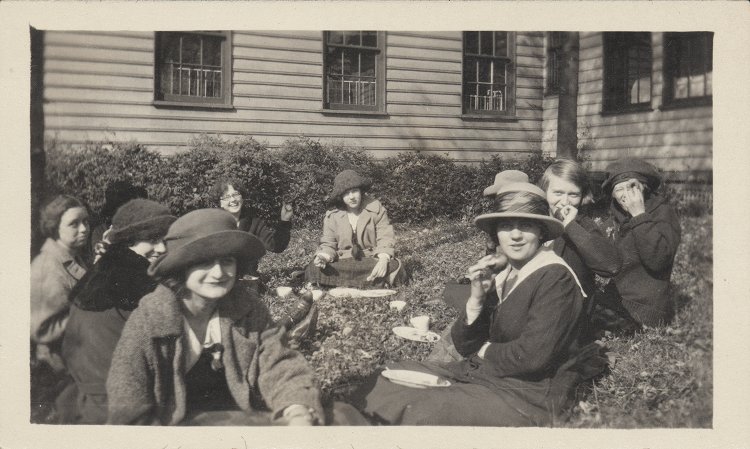 On Mountain Day 1923, students enjoy lunch on the Allen Farm in the Brookside Farms development of Upper St. Clair. 